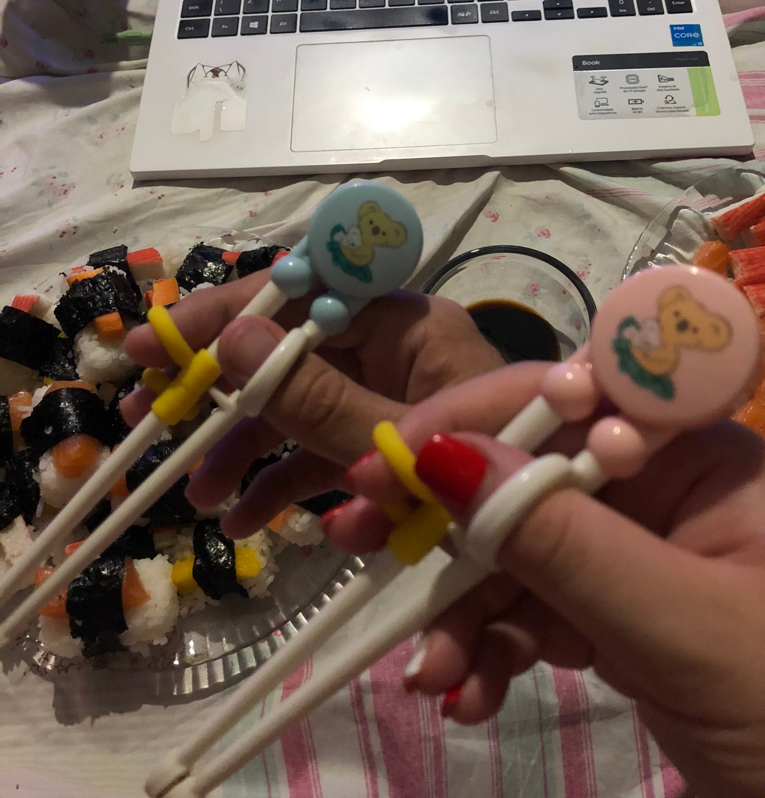 Fazendo sushi com hashis de silicone