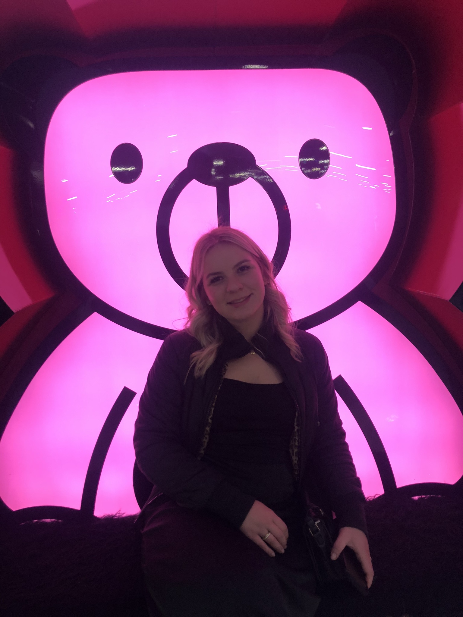 Lisiele no banco do urso rosa luminoso